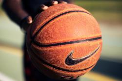 开云体育官网-篮筐下的冠军，NBA中锋如何决定英超归属