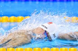 开云官方app入口-钢铁狂潮吞没青岛防线，当独行侠的金属风暴撞碎东方之盾，浓眉哥的惊天一跃撕开胜利的天幕