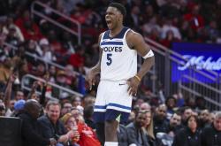 开云体育-重伤回归球员再次闪亮，带领球队胜利收官