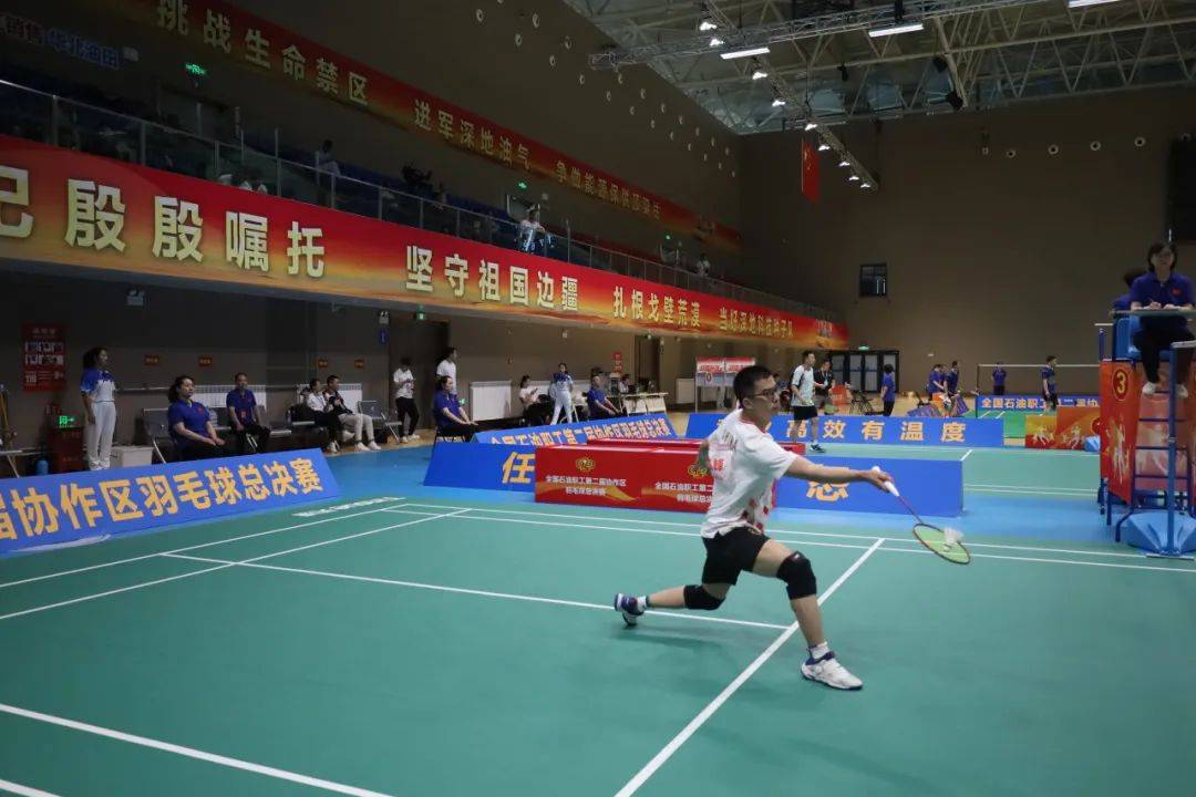 关于运动员们用汗水谱写荣耀，赛场上精彩绽放的信息