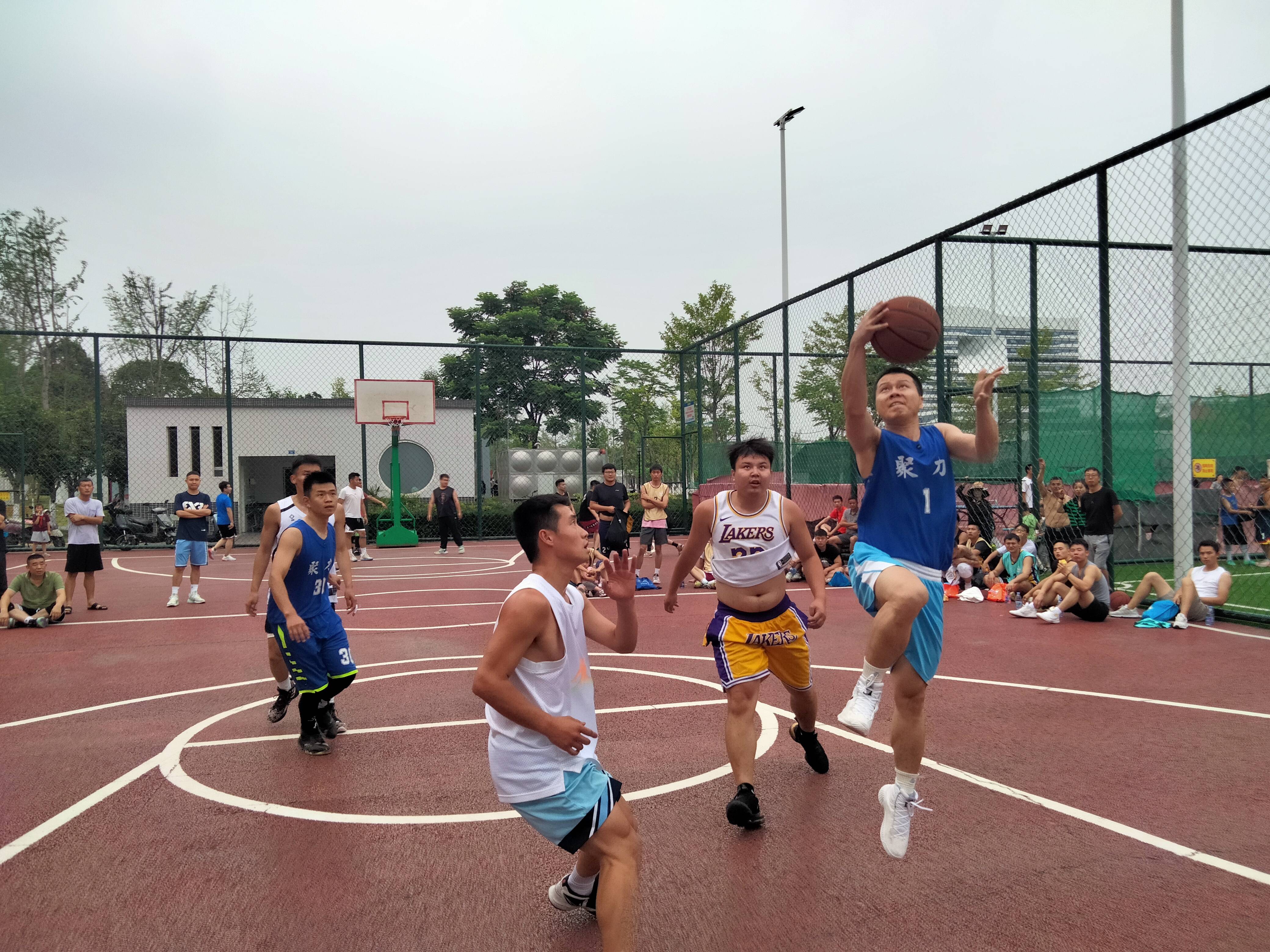 关于篮球对抗赛临近，球队备战精神抖擞的信息