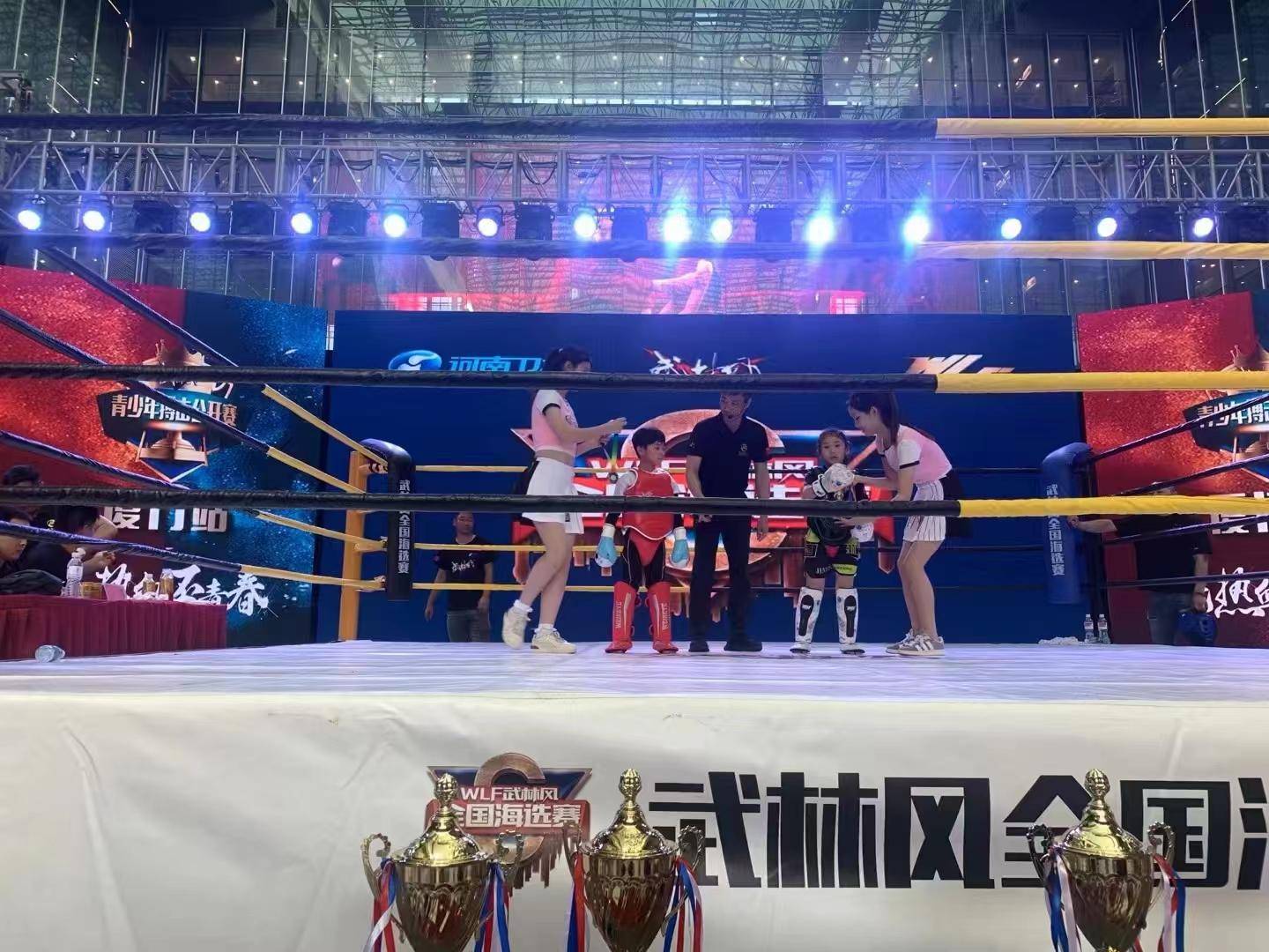 运动员们在擂台上拼尽全力,决战到最后一刻 运动员们在擂台上拼尽全力,决战到最后一刻