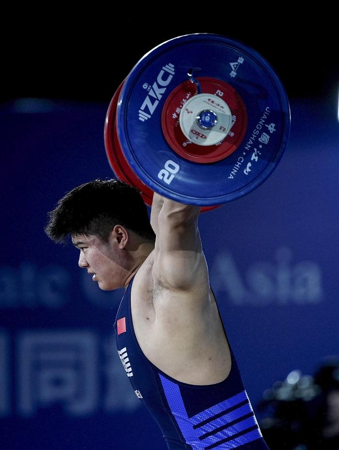 举重比赛男选手夺冠英雄露头 举重比赛男选手夺冠英雄露头