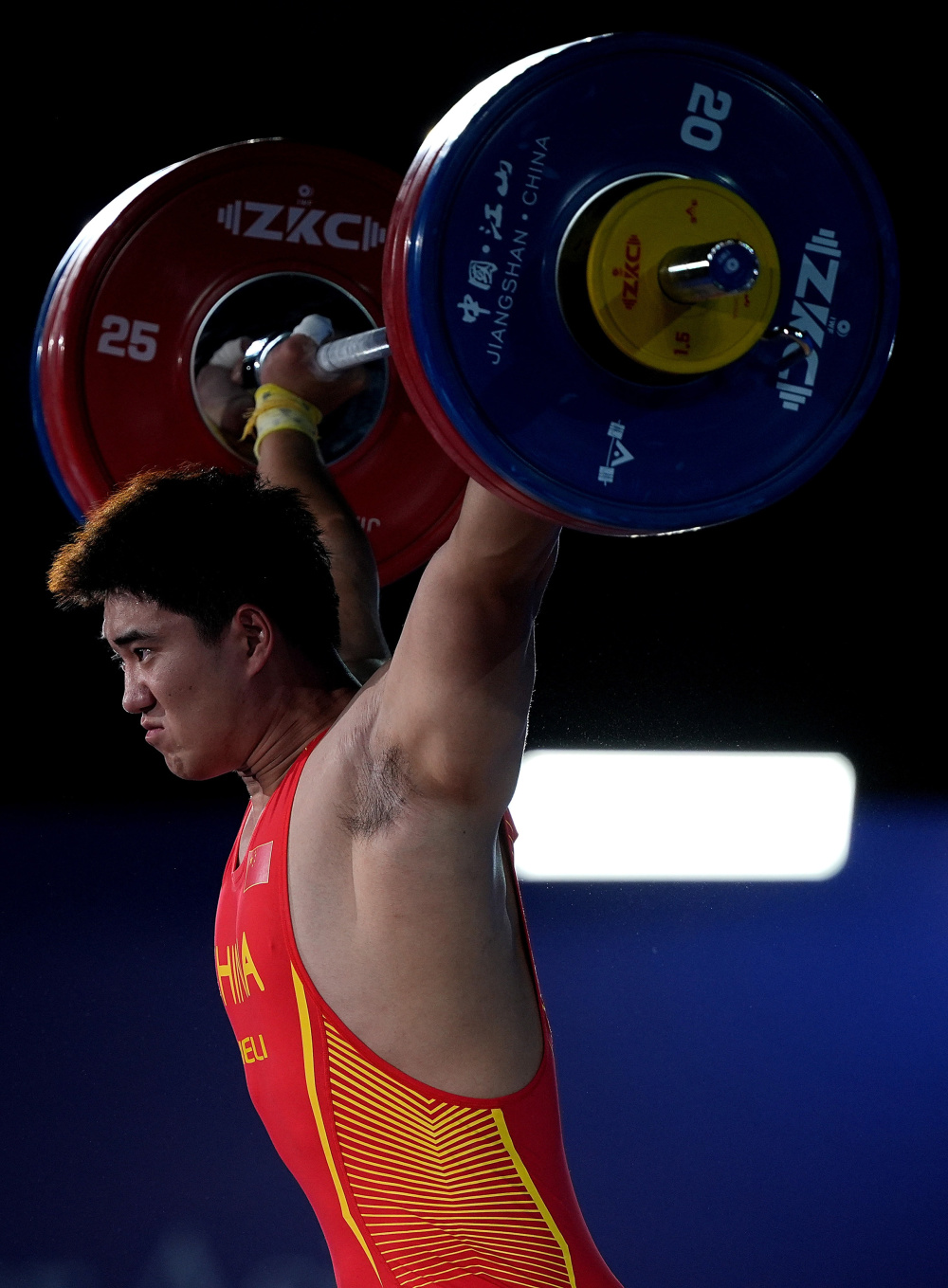 举重比赛男选手夺冠英雄露头 举重比赛男选手夺冠英雄露头