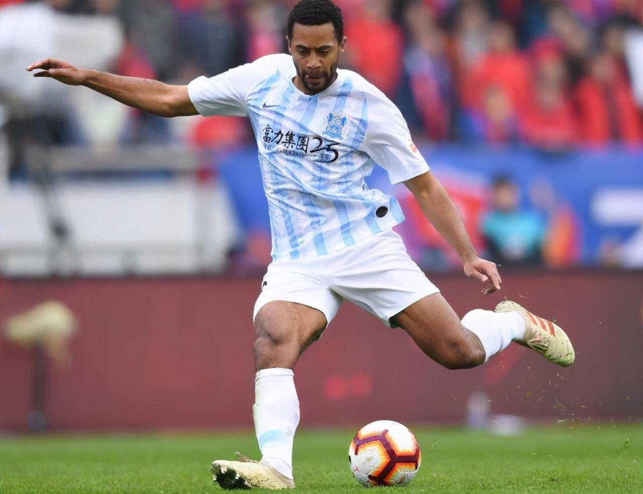 广州富力主场战平青岛黄海,积分榜上升 广州富力主场战平青岛黄海,积分榜上升