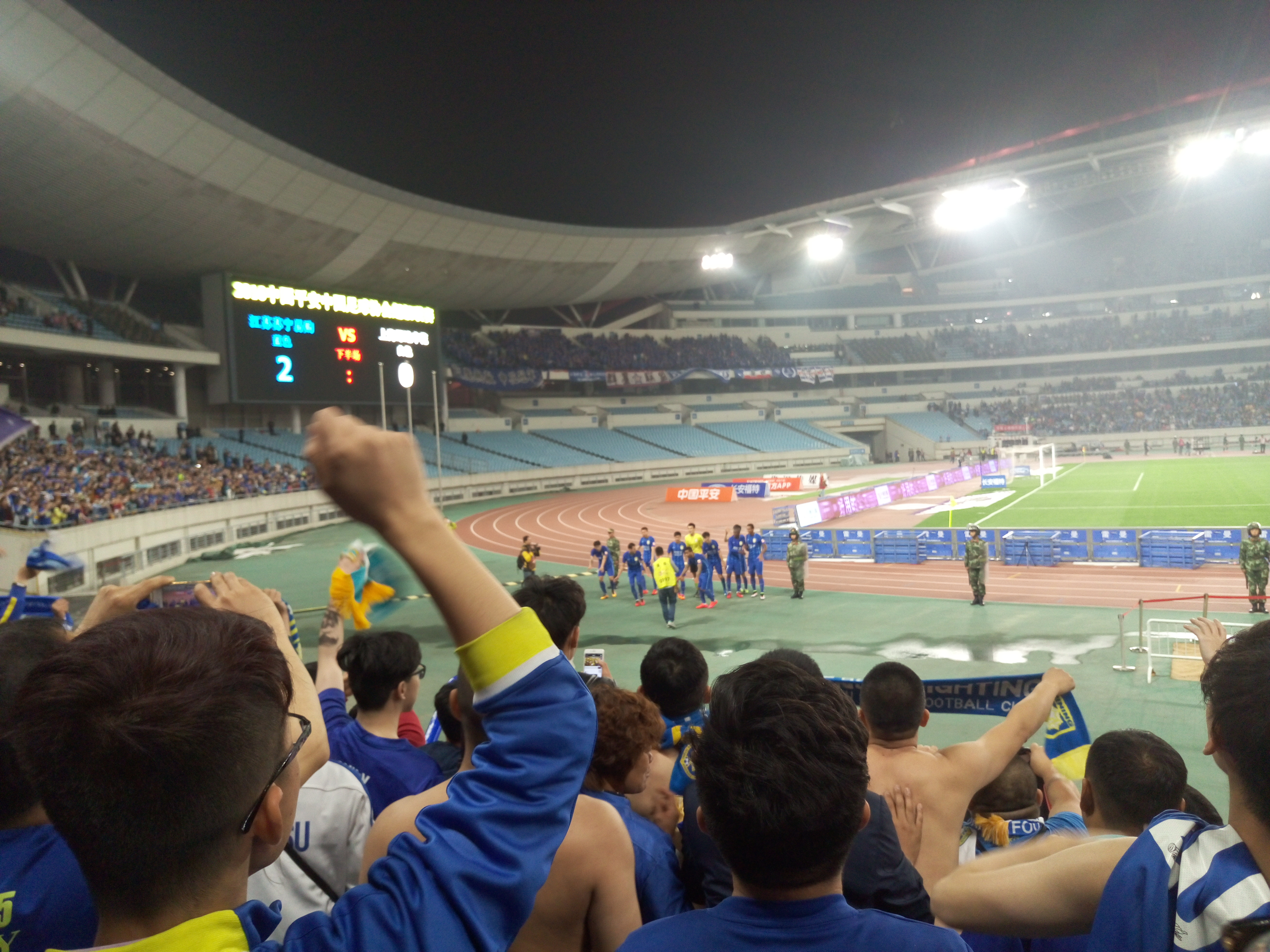 苏宁远征申花,主客之争激烈,遗憾败北令球迷心碎 苏宁远征申花,主客之争激烈,遗憾败北令球迷心碎