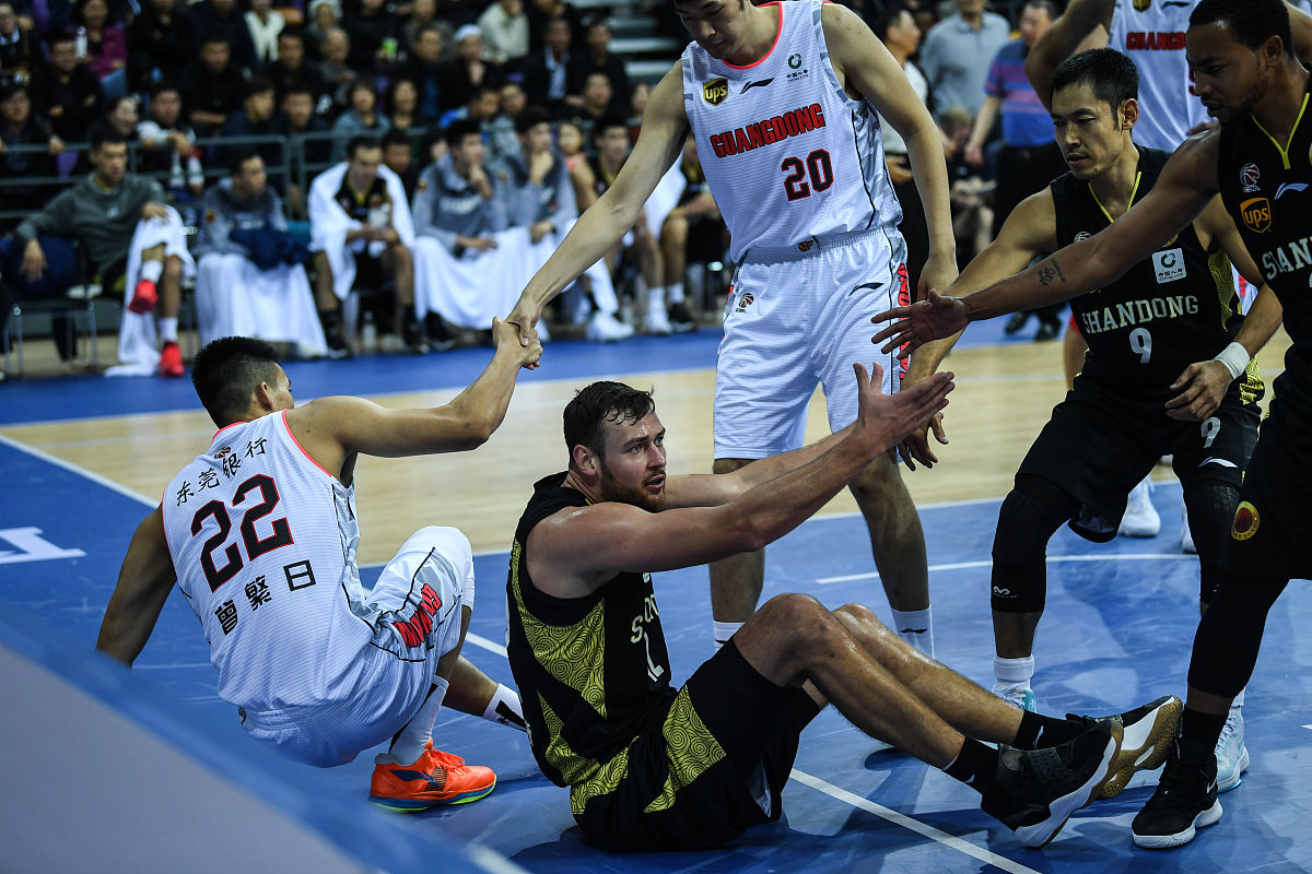 双方球队在场上激战到最后一刻