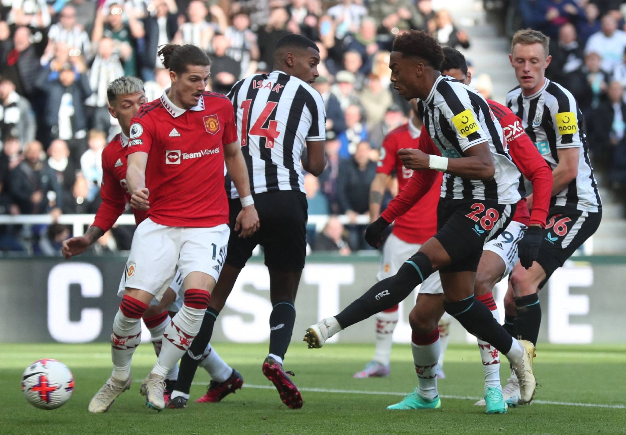 包含纽卡斯尔联将与波尔图争夺晋级机会的词条