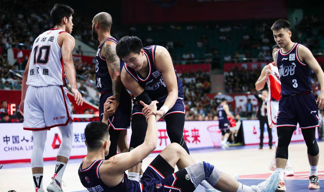 广州男篮充分发挥，成功战胜对手晋级决赛