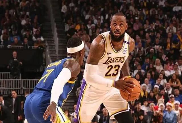 体育场上对决激烈,球员拼尽全力 体育场上对决激烈,球员拼尽全力