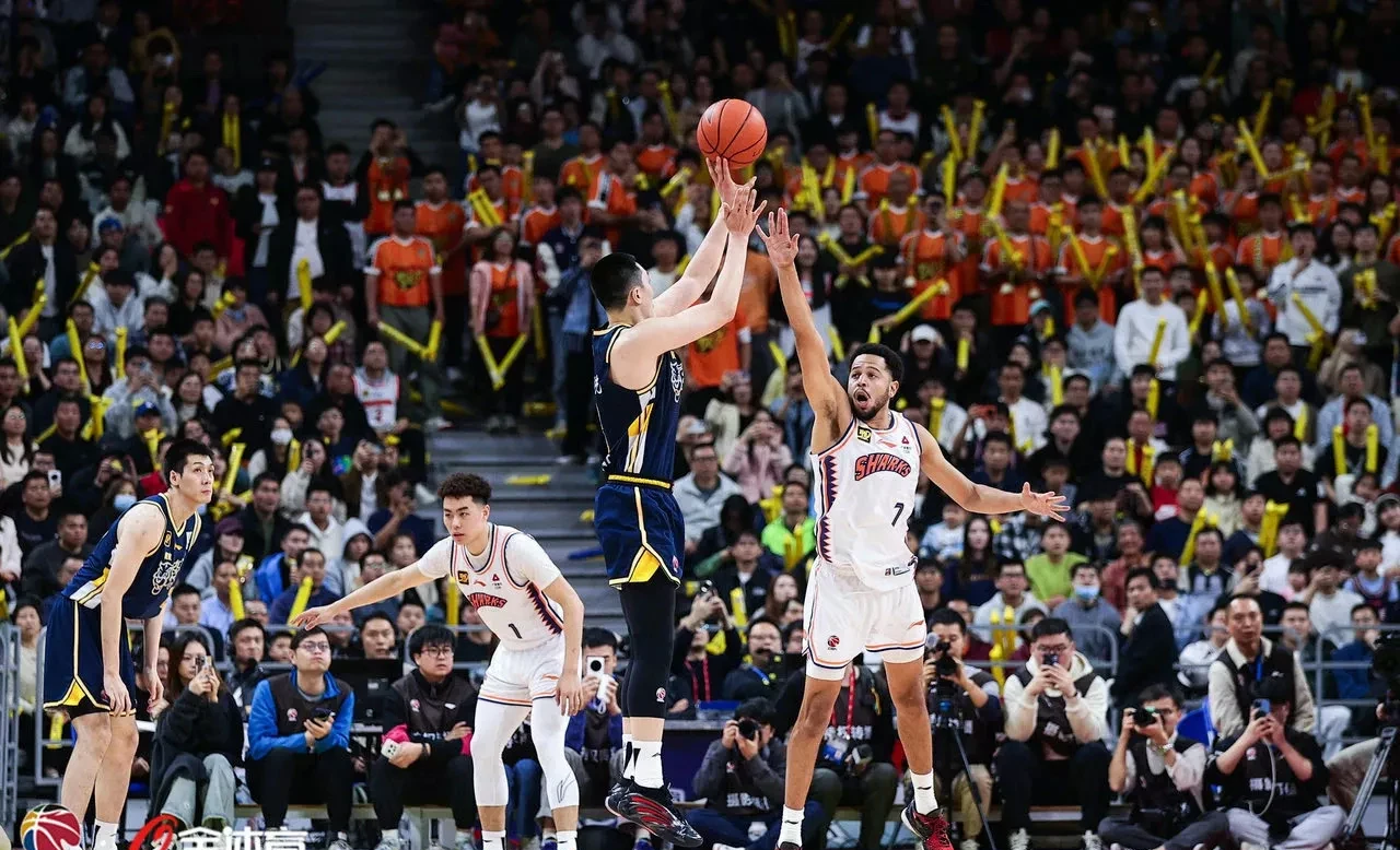 体育场上对决激烈,球员拼尽全力 体育场上对决激烈,球员拼尽全力