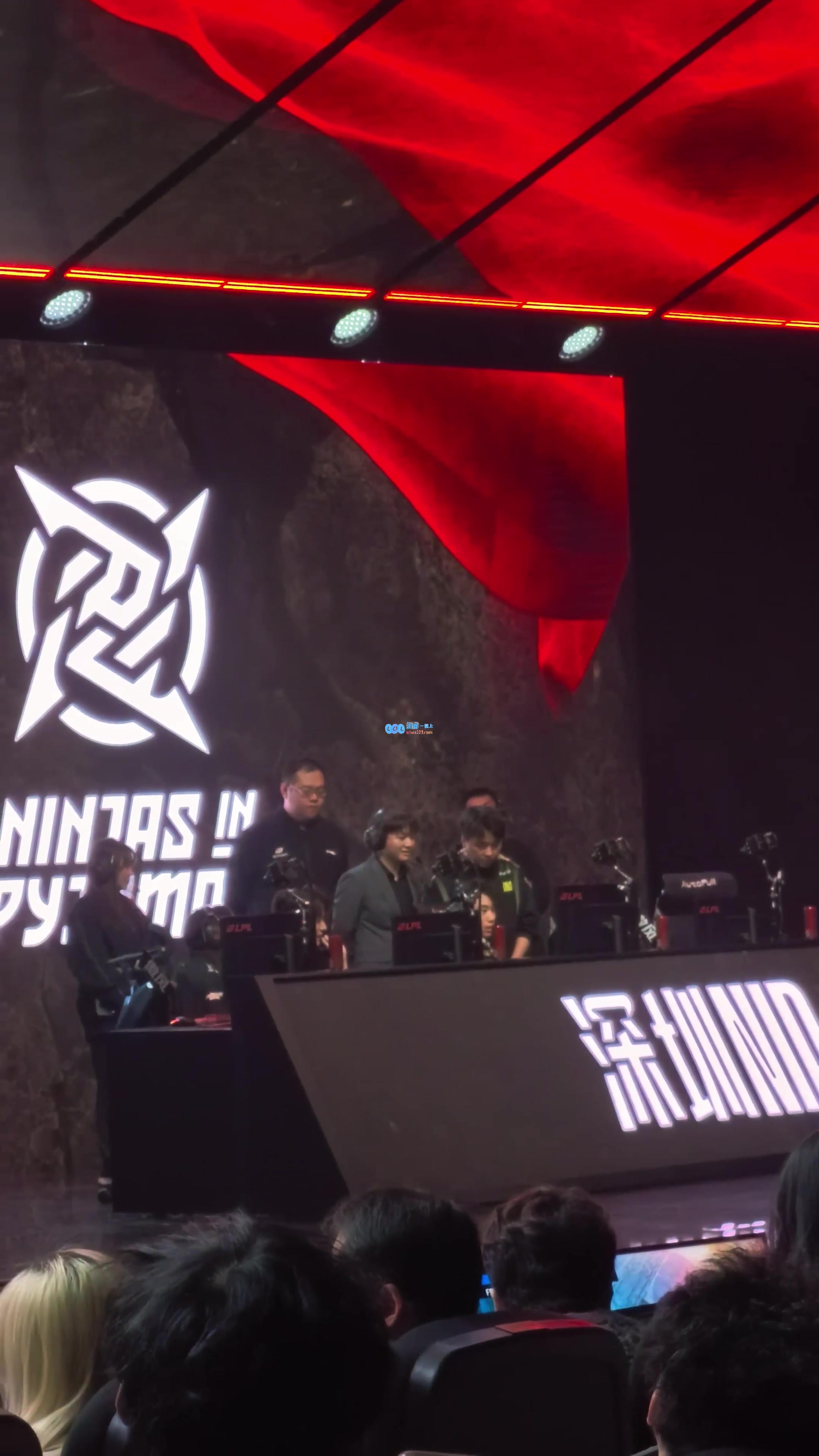 NS险胜CLG，Clid关键团战开团秒人峡谷大战四强赛，让粉丝疯狂欢呼