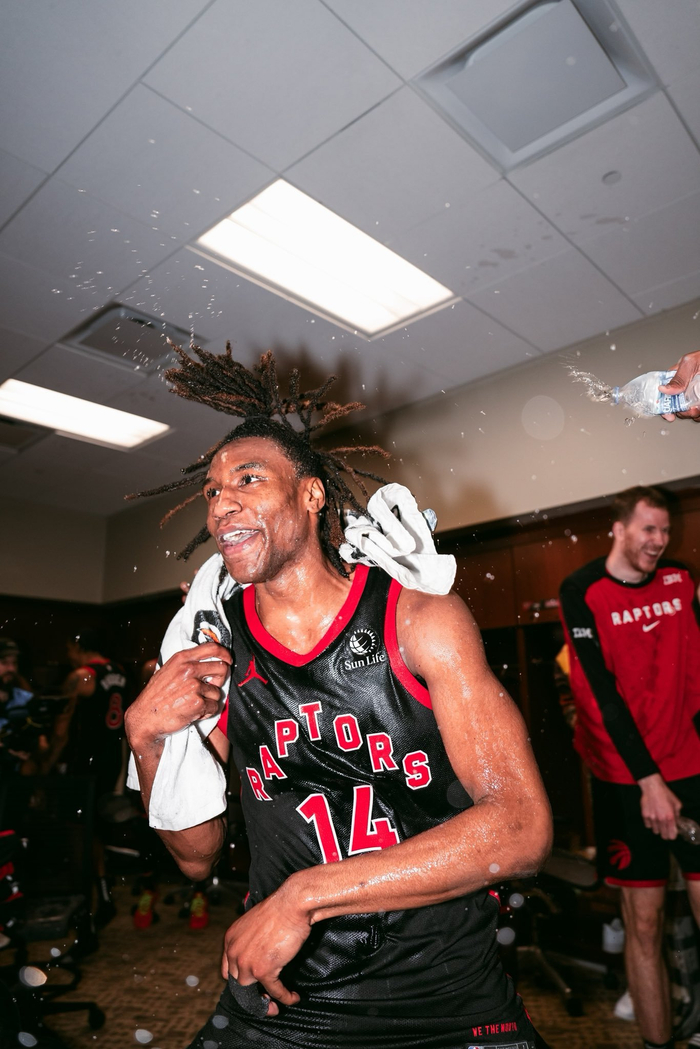 猛龙新秀中锋崭露头角,成为球队防守利器 猛龙新秀中锋崭露头角,成为球队防守利器