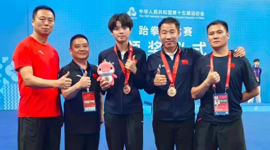 中国健儿力克对手，获得射箭铜牌