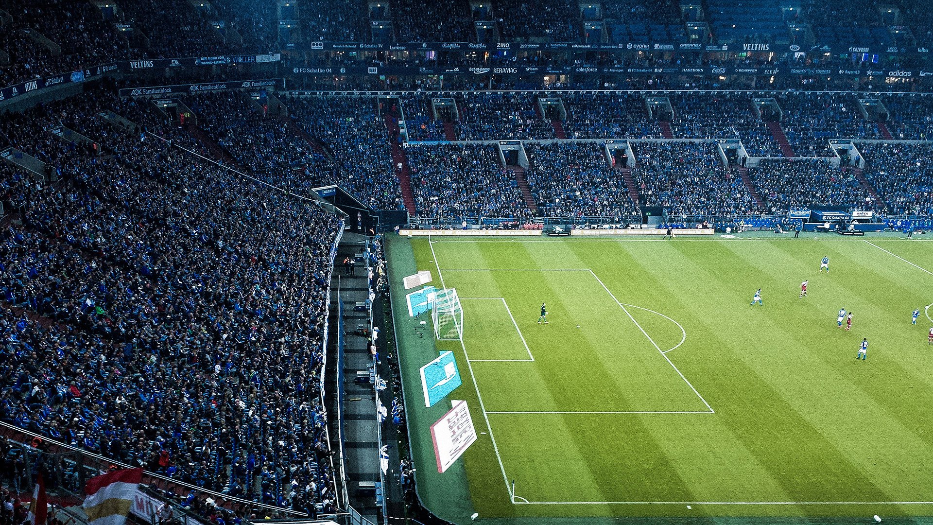 双线叙事，马背上的韵律与赛道上的绝对控制