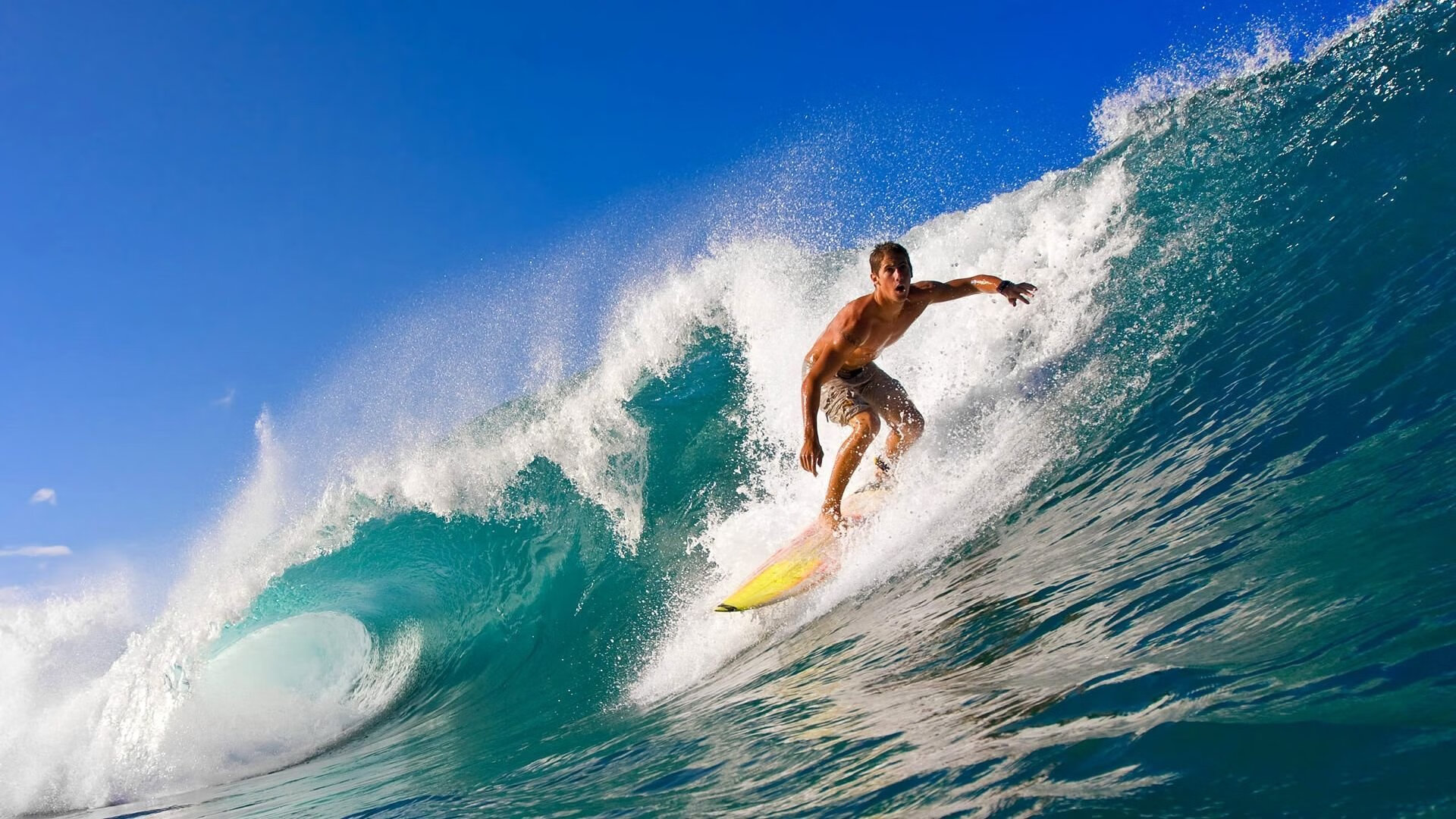 爆冷之夜,哈斯车队险胜红牛,汉密尔顿上演高光秀